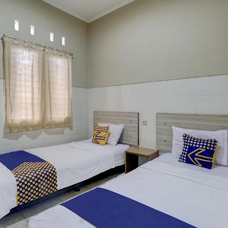 Oyo Life 90159 Puri Asoka Guest House Semarang Buitenkant foto