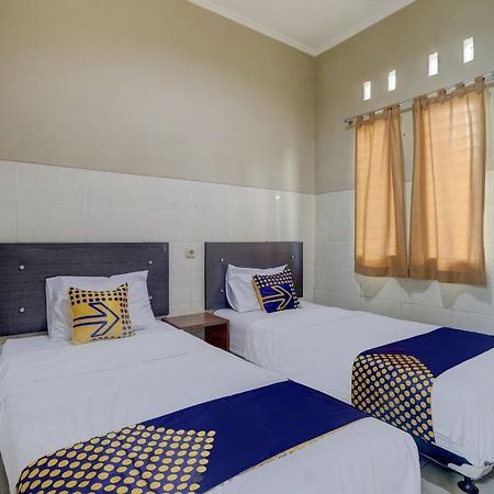 Oyo Life 90159 Puri Asoka Guest House Semarang Buitenkant foto
