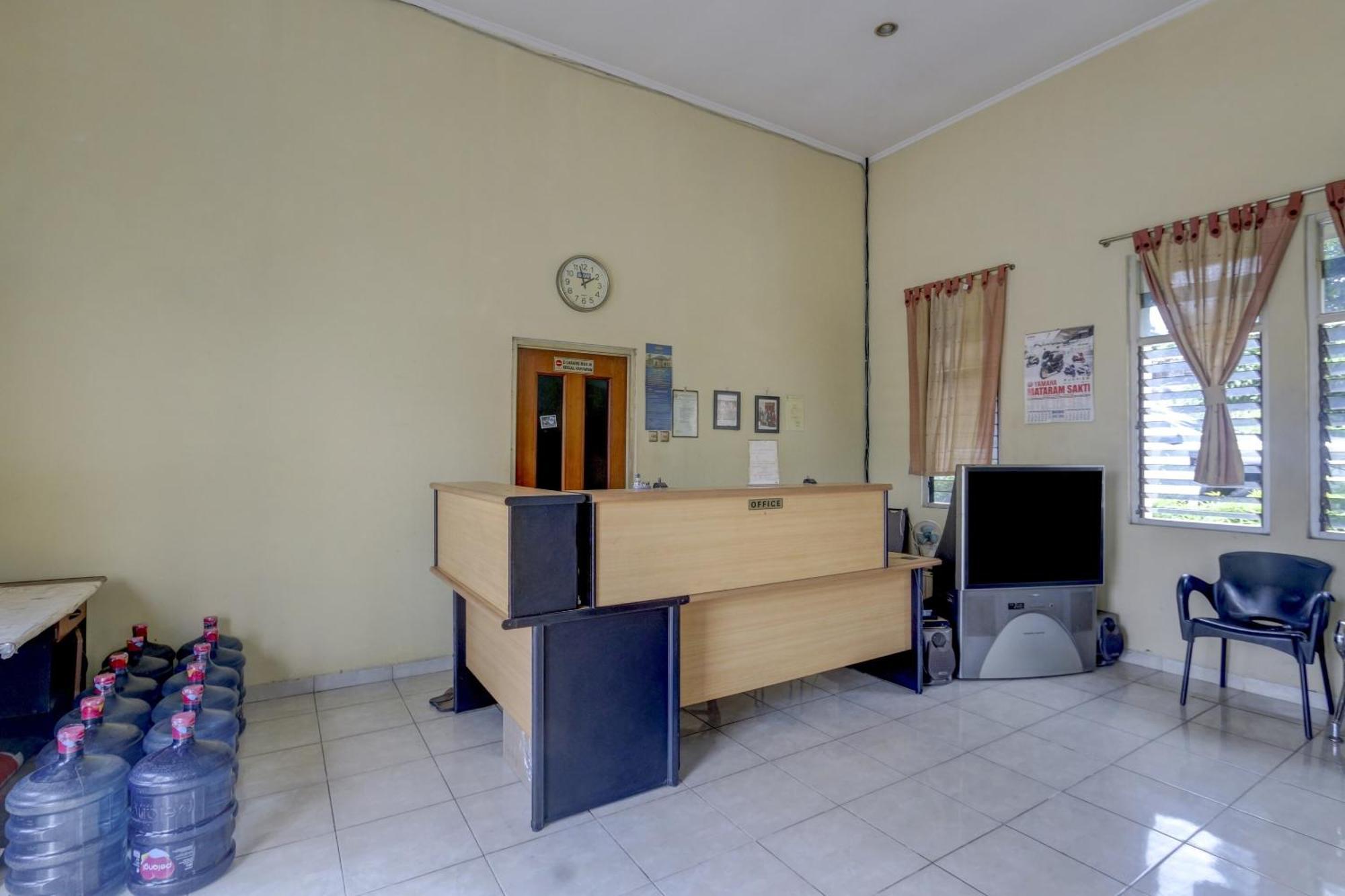 Oyo Life 90159 Puri Asoka Guest House Semarang Buitenkant foto