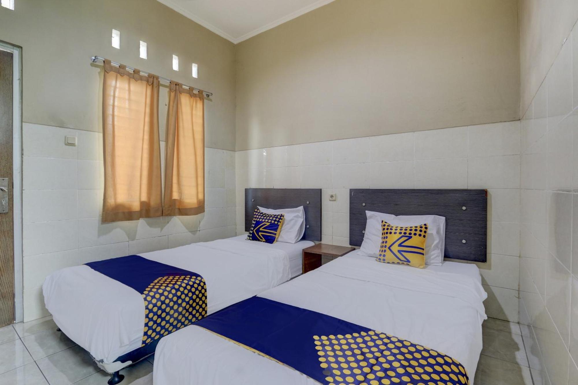 Oyo Life 90159 Puri Asoka Guest House Semarang Buitenkant foto