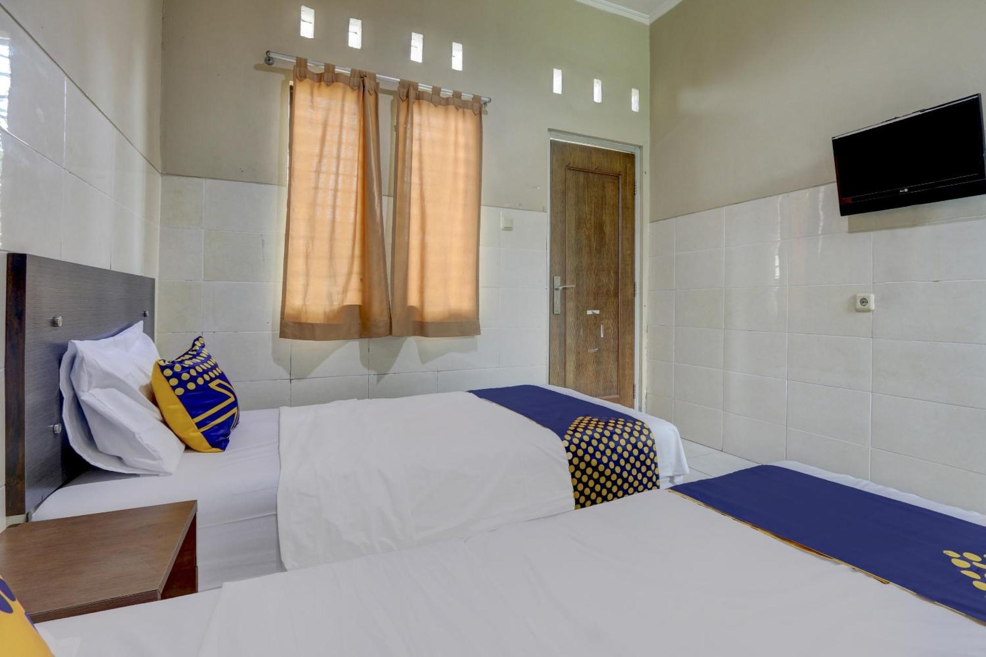 Oyo Life 90159 Puri Asoka Guest House Semarang Buitenkant foto