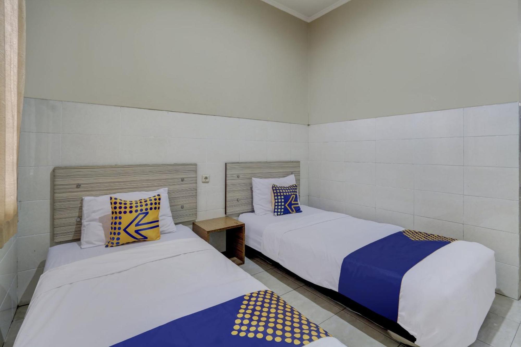 Oyo Life 90159 Puri Asoka Guest House Semarang Buitenkant foto