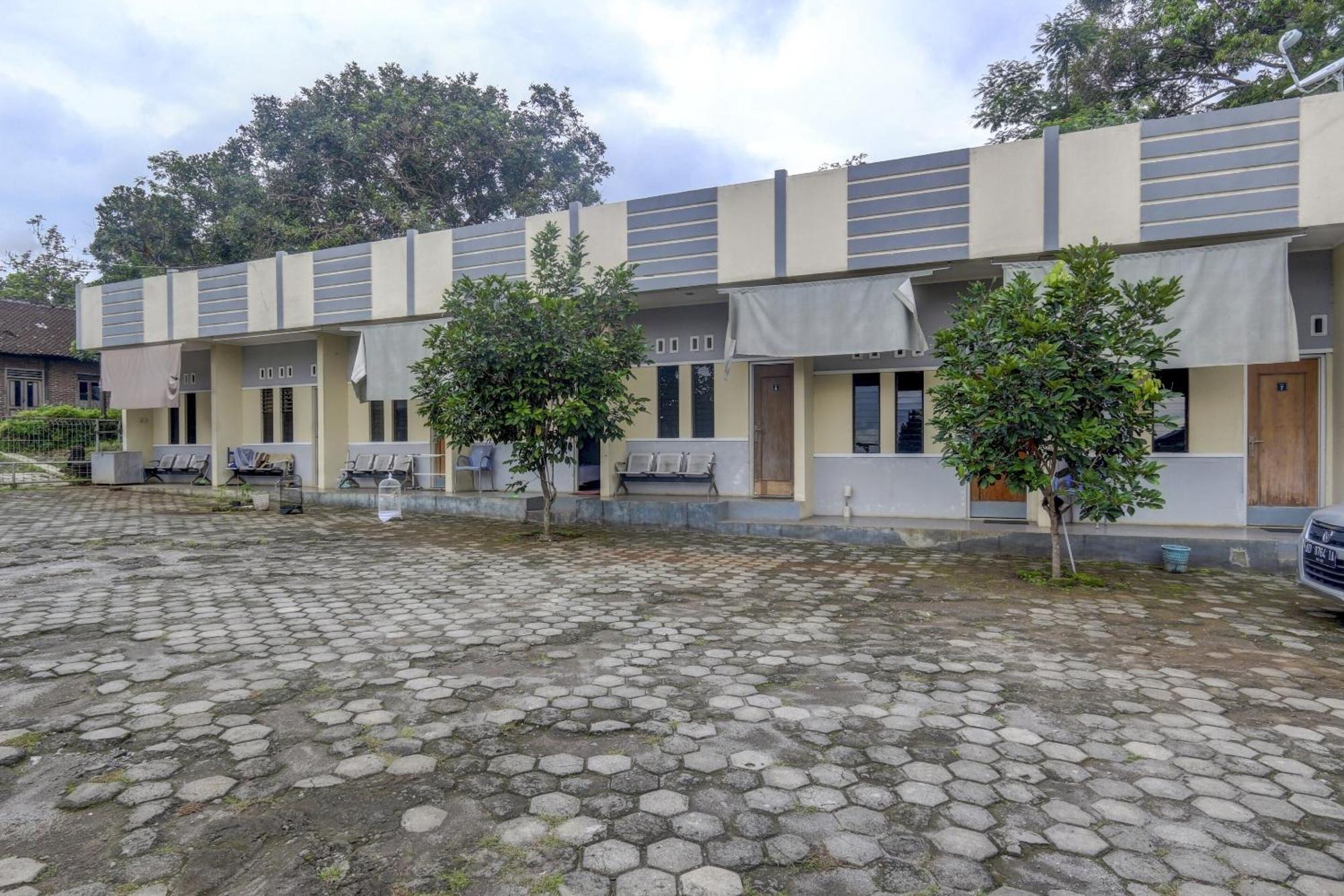 Oyo Life 90159 Puri Asoka Guest House Semarang Buitenkant foto