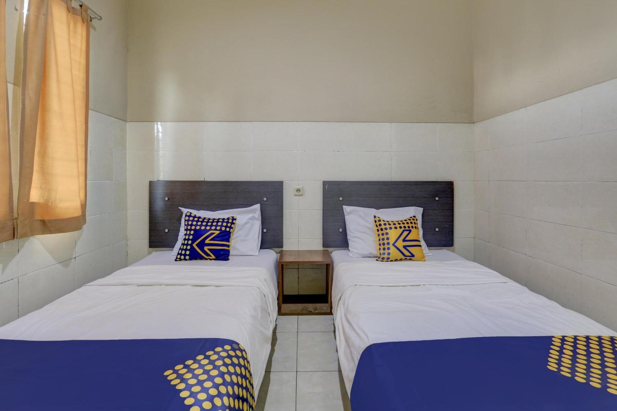 Oyo Life 90159 Puri Asoka Guest House Semarang Buitenkant foto