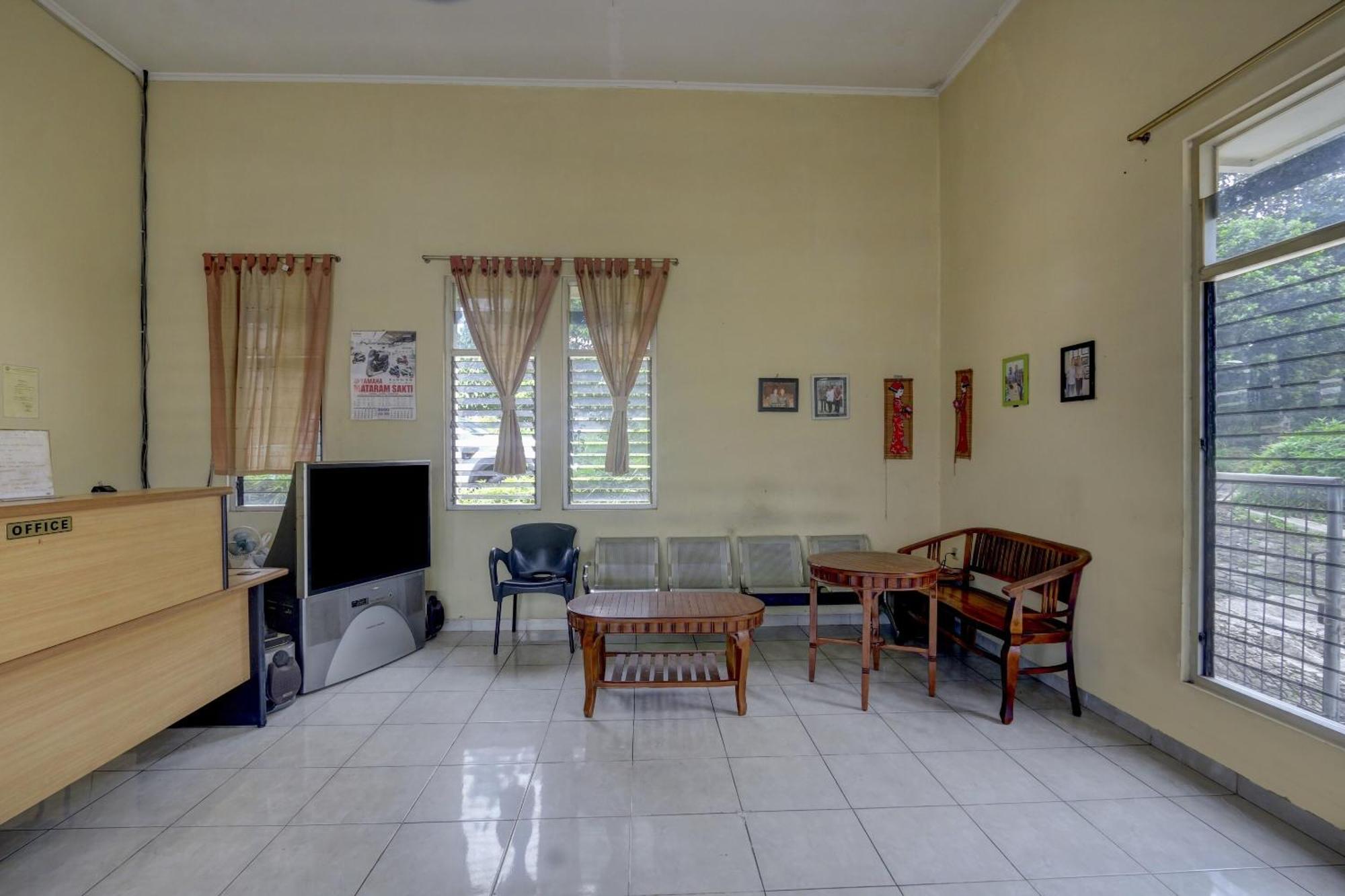 Oyo Life 90159 Puri Asoka Guest House Semarang Buitenkant foto
