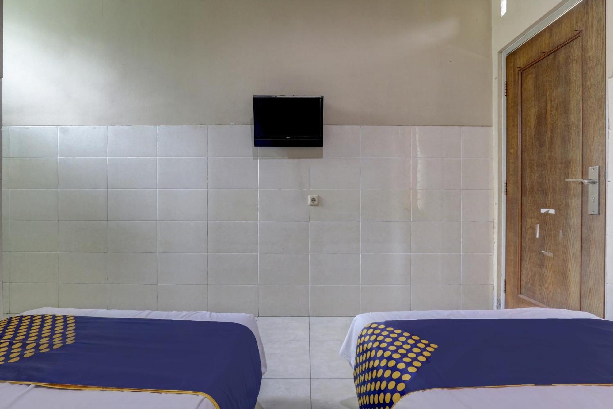 Oyo Life 90159 Puri Asoka Guest House Semarang Buitenkant foto
