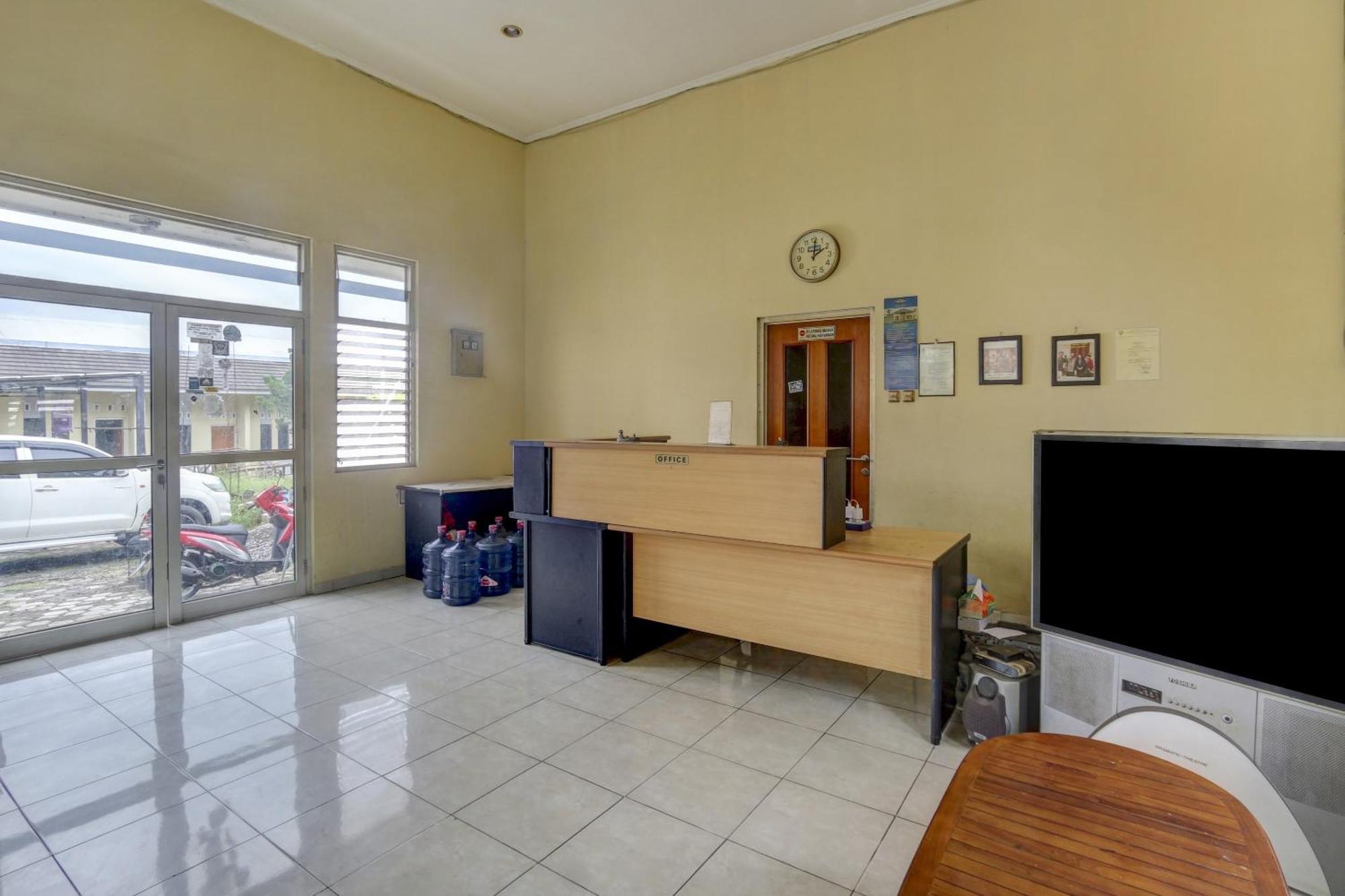 Oyo Life 90159 Puri Asoka Guest House Semarang Buitenkant foto