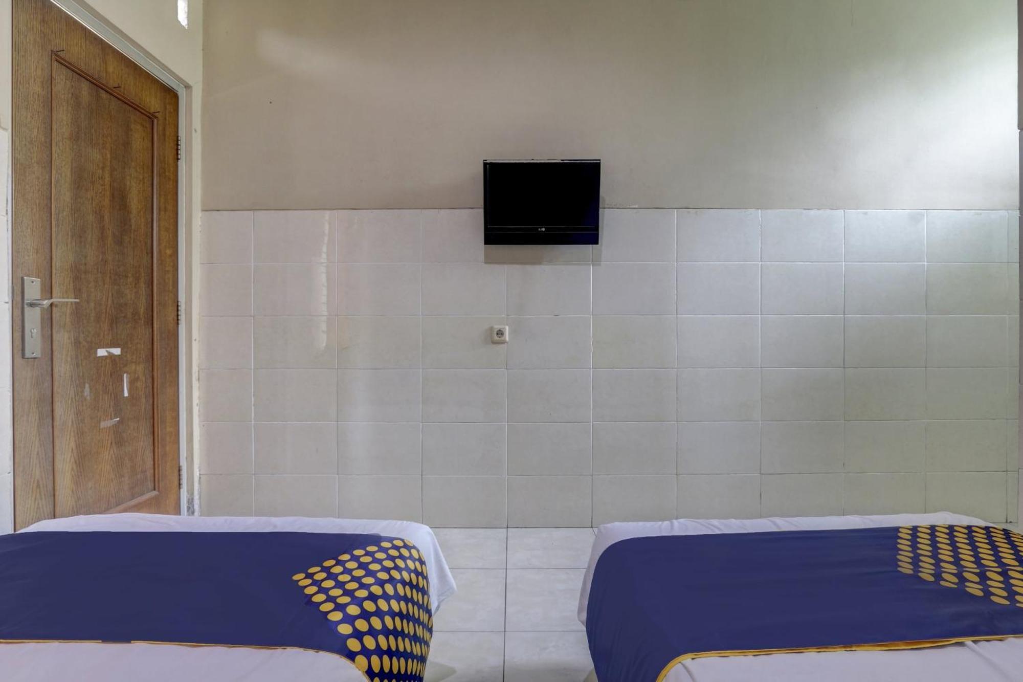 Oyo Life 90159 Puri Asoka Guest House Semarang Buitenkant foto