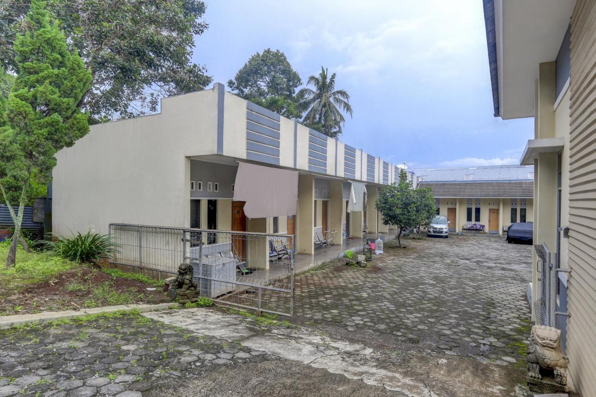 Oyo Life 90159 Puri Asoka Guest House Semarang Buitenkant foto