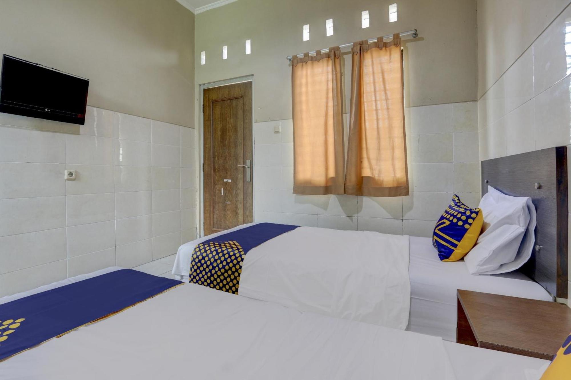 Oyo Life 90159 Puri Asoka Guest House Semarang Buitenkant foto