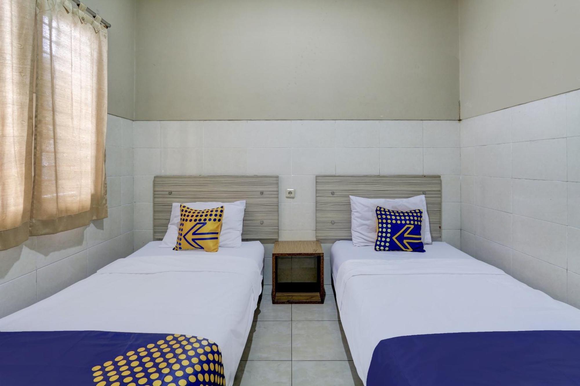 Oyo Life 90159 Puri Asoka Guest House Semarang Buitenkant foto