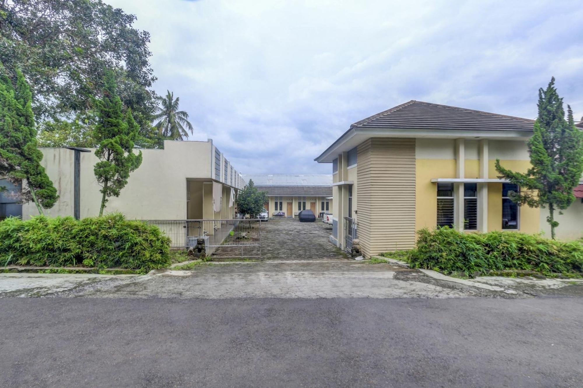 Oyo Life 90159 Puri Asoka Guest House Semarang Buitenkant foto